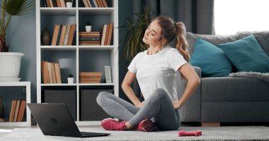 Bayan antrenmandan önce ısınıyor.