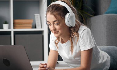 Dizüstü bilgisayara bakan kadın