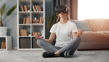 Meditasyon yaparken VR kullanan kadın