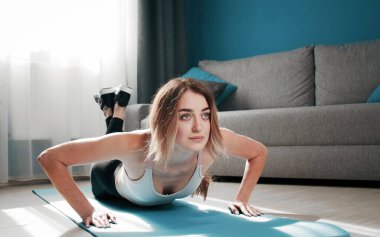 Güzellik diz şınavı yapıyor.