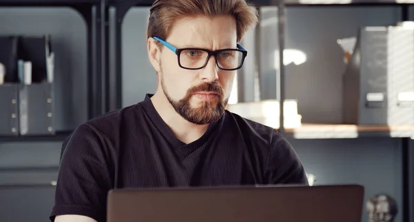 Homem sério usando laptop — Fotografia de Stock