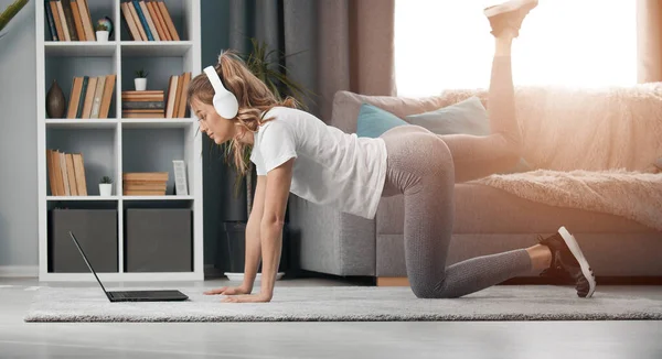 Çevrimiçi fitness egzersizleri tekrarlayan kadın