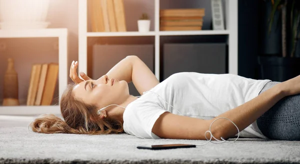 Tired sportswoman lying on floor — Stock Photo, Image