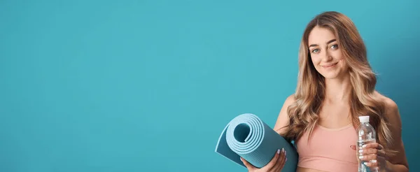 Koltuk altında egzersiz paspası tutan kadın.