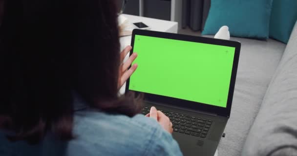 Mulher tendo chat de vídeo no laptop com tela de tecla chroma — Vídeo de Stock