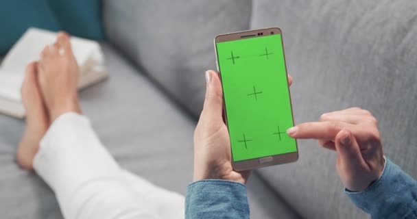 Kvinna svepa med pekfingret på tom skärm av smartphone — Stockvideo