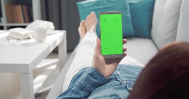 Visão traseira da mulher segurando smartphone com tela verde — Vídeo de Stock