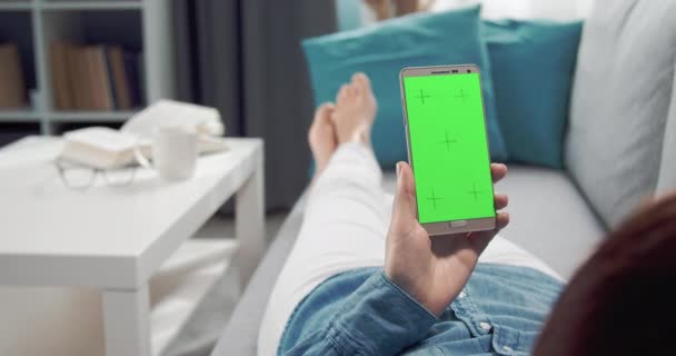 Meisje met smartphone en tikken op chroma toetsenbord — Stockvideo