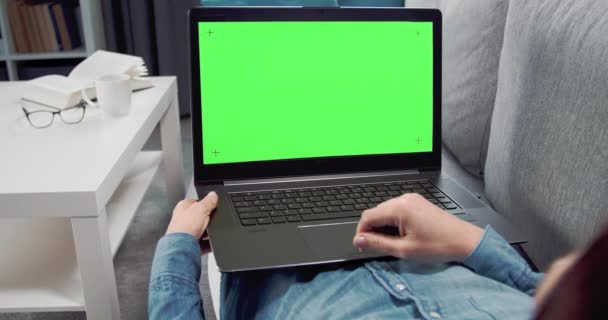 Close-up van geopende laptop met chroma key screen — Stockvideo