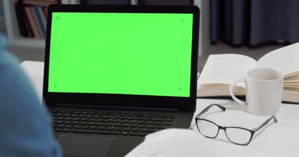 Nő ül az asztalnál, és használja laptop üres képernyőn — Stock videók