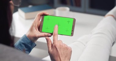 Akıllı telefonun krom anahtar ekranına tıklayan genç bir kadın.