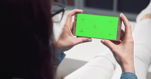 Zadní pohled na dívku s videohovorem na smartphonu — Stock video