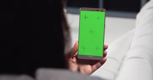 用智能手机食指空白屏幕触摸的妇女 — 图库视频影像