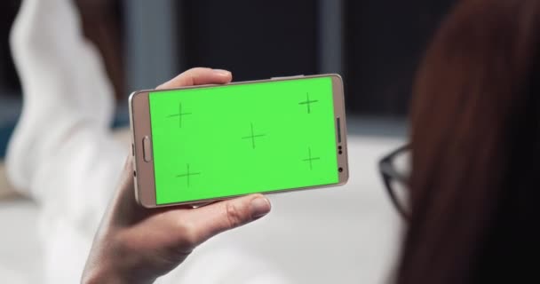 Nő pihen a kanapén, és használja a telefont üres képernyőn — Stock videók