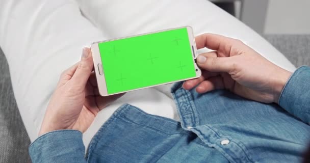 Frau hält Smartphone mit Chroma-Keyscreen zu Hause — Stockvideo