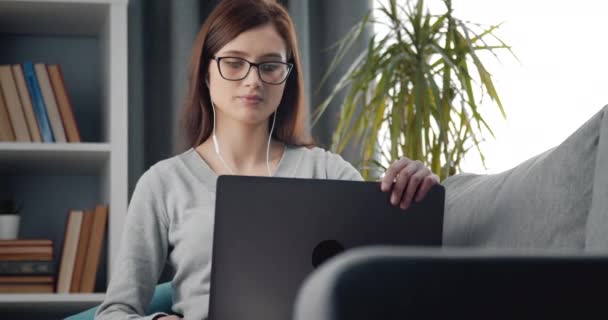 Mosolygó nő megnyitja a személyi laptop távoli munka — Stock videók