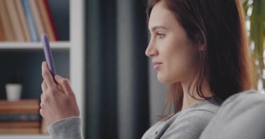 Güzel bir kadın evdeki aletlere başvuruyor.