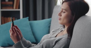 Kulaklıkla favori şarkıları dinleyen mutlu kadın.