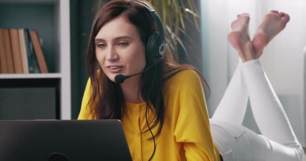 Glimlachend meisje in headset chatten met vrienden tijdens videogesprek — Stockvideo