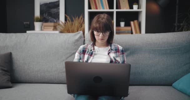 Front view of school girl studying online με φορητό υπολογιστή — Αρχείο Βίντεο
