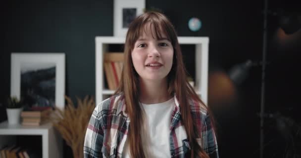 Glada flicka prata under videochatt på bärbar dator — Stockvideo