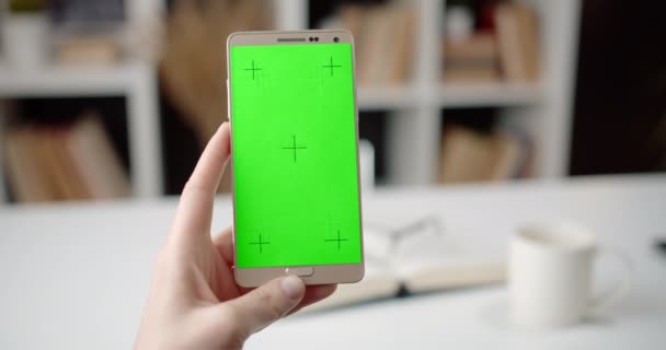 Крупним планом сучасний смартфон з порожнім зеленим екраном — стокове відео