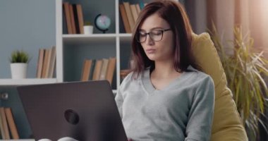 Uzaktan kumanda için bilgisayar kullanan güzel bir kadın.