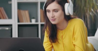 Kadının yerde yatıp dizüstü bilgisayar kullanmasına yakın dur.