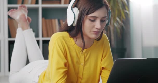 Menina relaxada deitada no chão e usando laptop pessoal — Vídeo de Stock