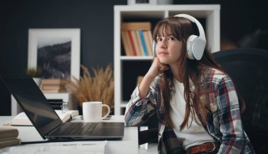 Masada oturan hayalperest ergen.