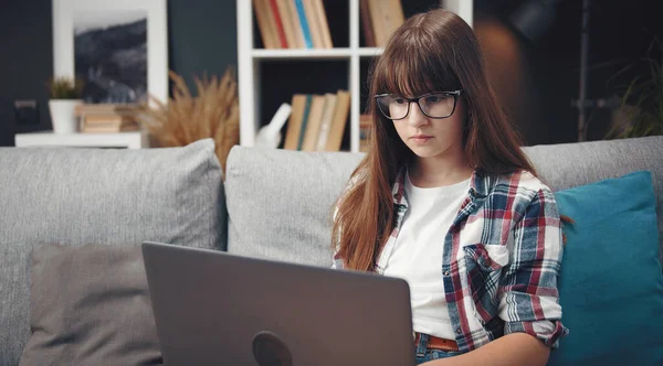 Nastolatka studiuje laptop, dom — Zdjęcie stockowe