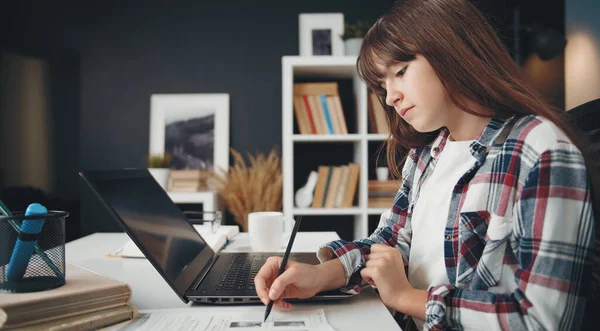 Adolescente chica haciendo hometask — Foto de Stock