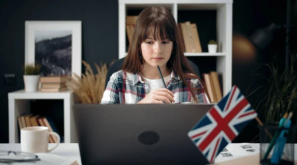 Bilgisayar okuyan genç bir kız.