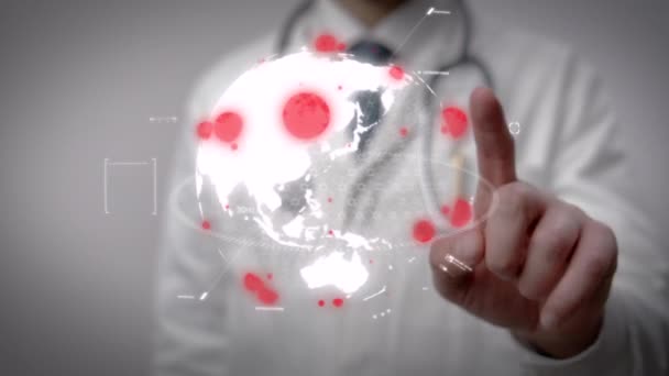 Médico usando la pantalla del panel del holograma de HUD — Vídeo de stock