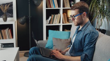 Laptop kullanan adam, yan görünüm