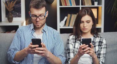 Eşler akıllı telefonlarını kullanır