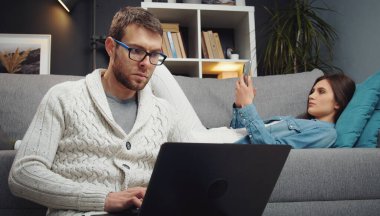 Ayrı ayrı alet kullanan çift.