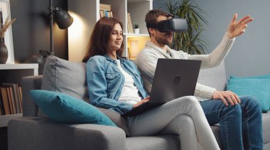 Çift VR gözlükleriyle eğleniyor.