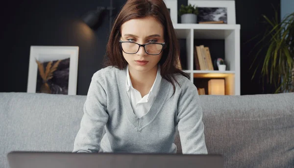 Mujer usando portátil de trabajo en casa — Foto de Stock