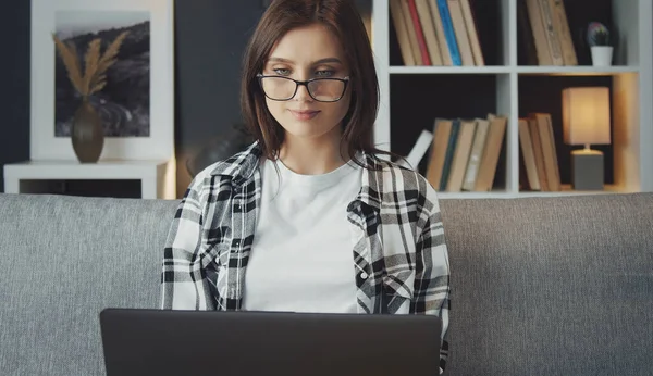 Kobieta korzystająca z laptopa odwraca swoją uwagę — Zdjęcie stockowe