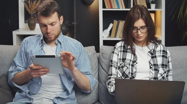 Couple using tablet and laptop — Stock Photo, Image