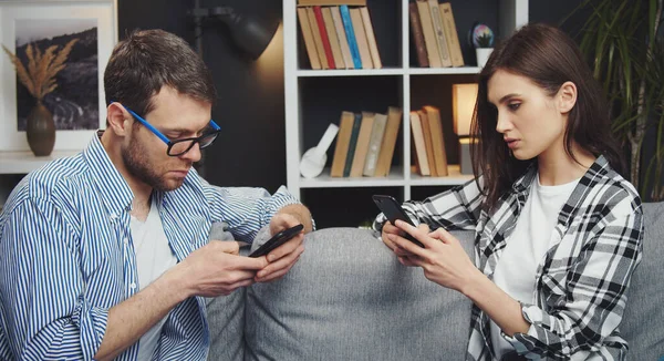 Par som använder sina mobiltelefoner — Stockfoto