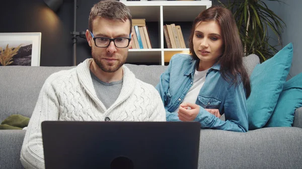 Couple looking at laptop screen — Stock Photo, Image
