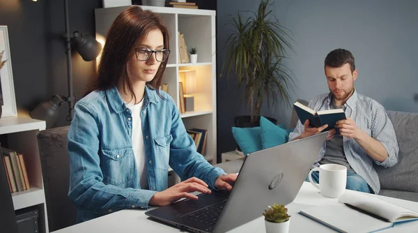 Woman working laptop, husband background — Stock Photo, Image