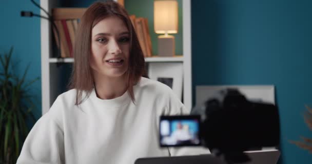 Blogger cantik merekam video di kamera di rumah — Stok Video