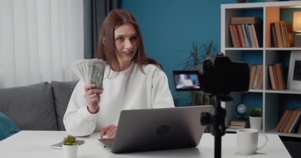 Blogger mujer enseñando a sus seguidores a ganar dinero en línea — Vídeos de Stock