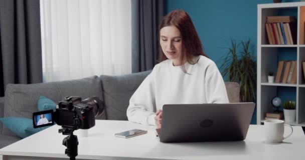 Leende kvinna spela in video på kameran — Stockvideo