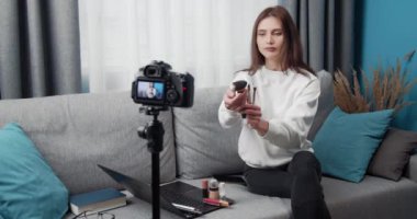 Popüler güzellik blogcusu kamera önünde ders veriyor