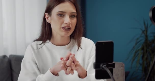 Közelkép fiatal hölgy forgatás videó okostelefon — Stock videók
