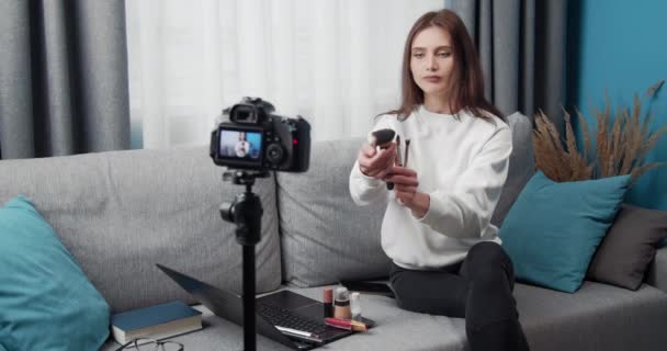 Popular beleza blogger tutorial de filmagem na câmera — Vídeo de Stock